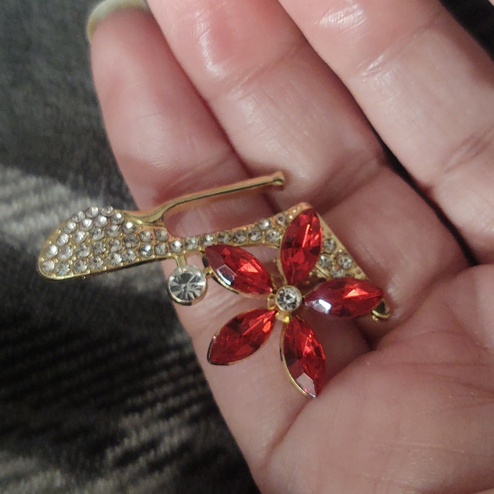 Elegant Gold and Red Crystal Shoe Brooch - Picture 3 of 3